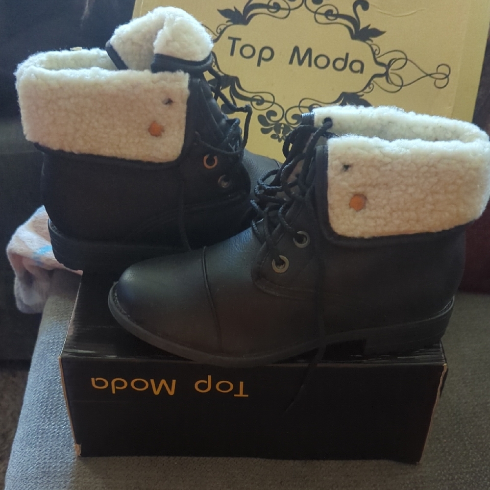 TOP Moda Women's Black and Cream Winter Boots